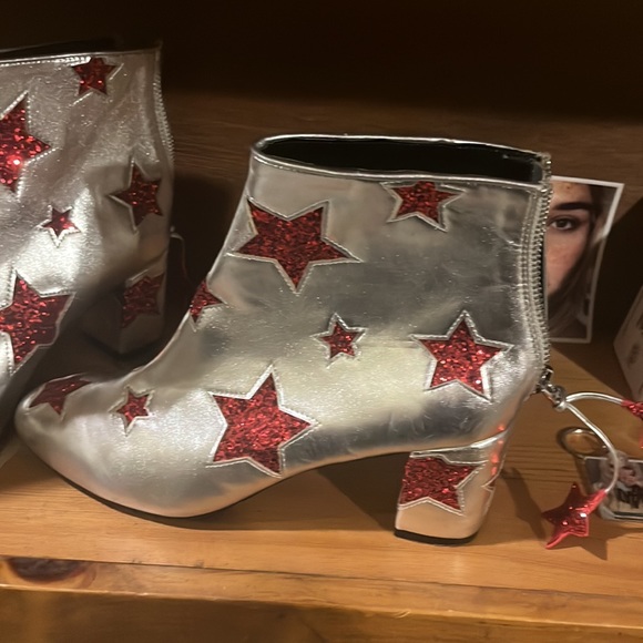 Authentic boots owned by the one and only Kesha - Picture 2 of 4